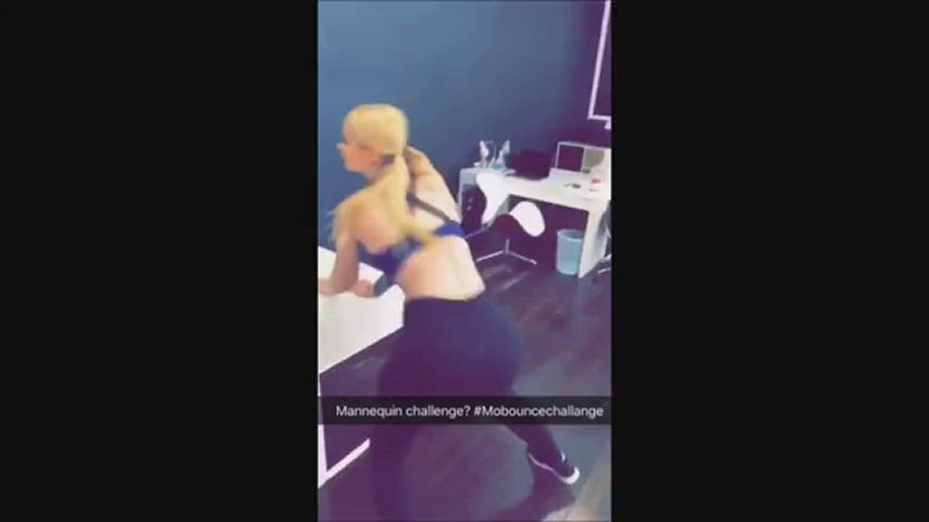Big Ass Blonde Celebrity Iggy Azalea Twerking White Girl clip