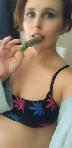 A little home-grown bud. 🥦💚💋