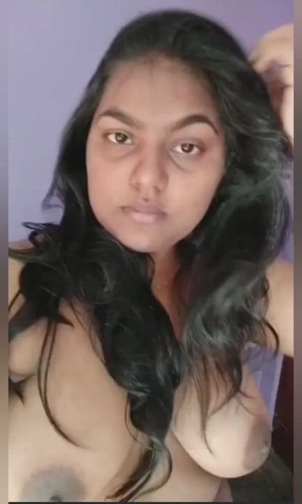 Chubby bhabhi showing her melons 🫰