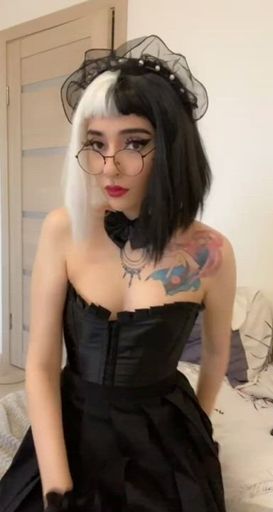 Gothic Lolita Shows Her Tits 😚