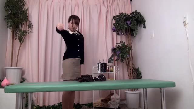 Yui gets a massage