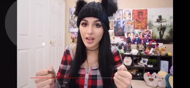 Sssniperwolf giving herself a wedgie