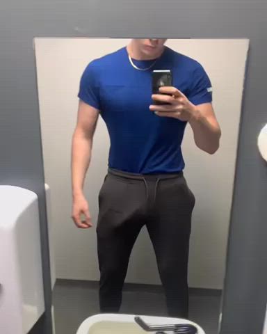 I’m commando at the gym in grey joggers distracting sluts with my thick 9” semi
