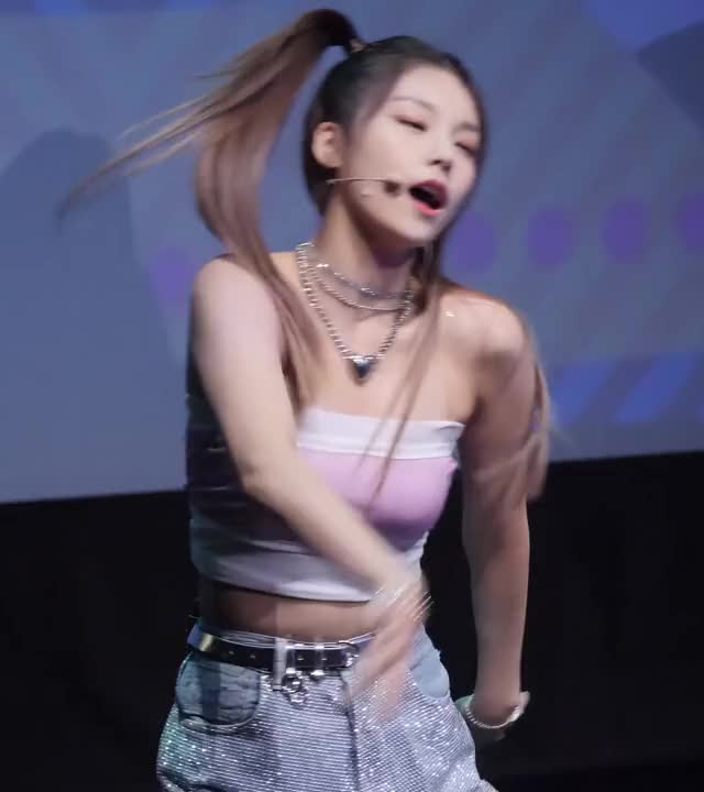 ITZY - Yeji 191018 3