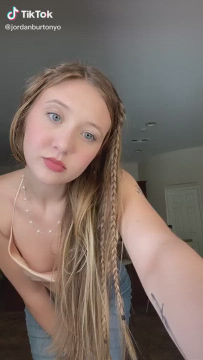 Cleavage Natural Tits TikTok clip