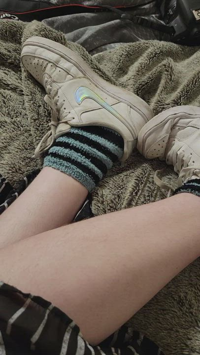 Feet Shoes Socks clip