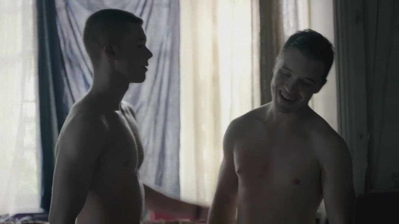 Cameron Monaghan and Noel Fisher in Shameless US (TV)
