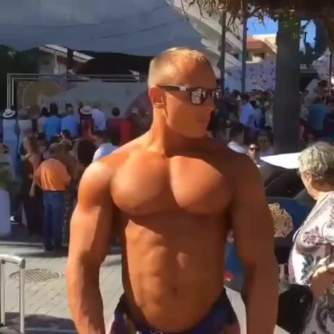Muscle Guy Pec Dance