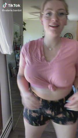 Bouncing Tits Braless Pokies TikTok clip