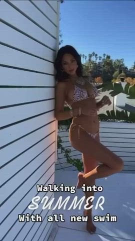Big Tits Bikini Model clip