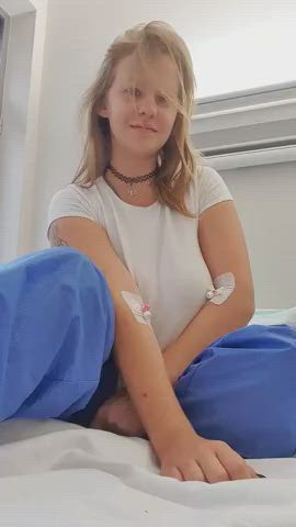 Cukierkowa Zgrywuska flashing her huge boobs at Hospital bed