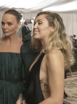 Miley Cyrus sexy boobs