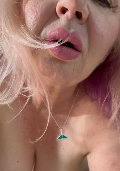 fake lips gilf lips lipstick lipstick fetish milf onlyfans tease r/lipsthatgrip lips-that-grip