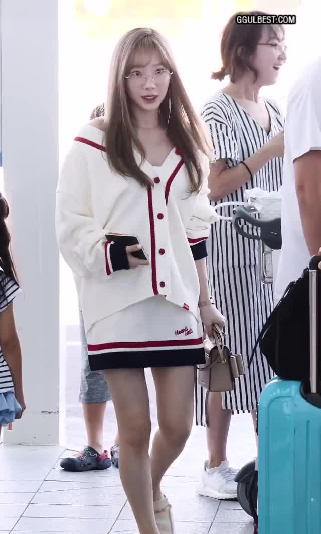 출국 하는 태연 점점 어려지는 미모 (TAEYEON).gif