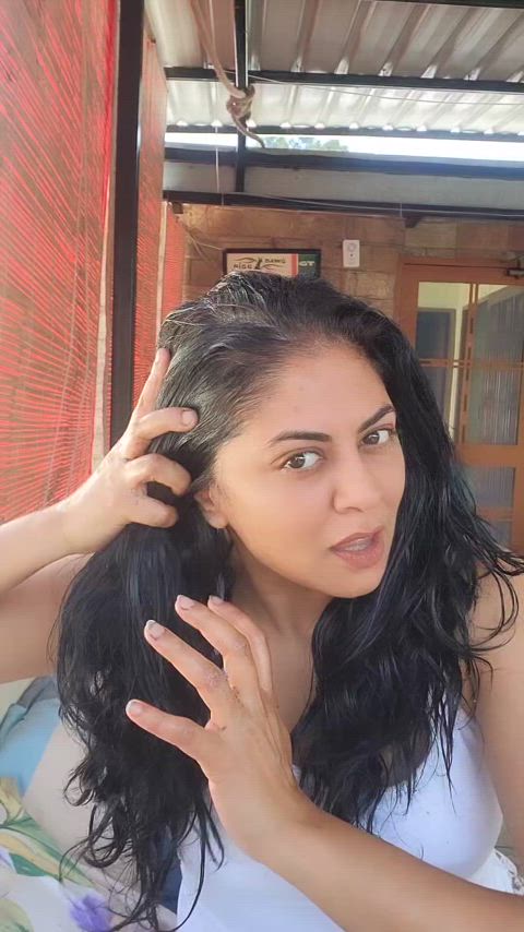 Kavita Kaushik broad armpits are a treat to watch. Love those freshly shaved pits