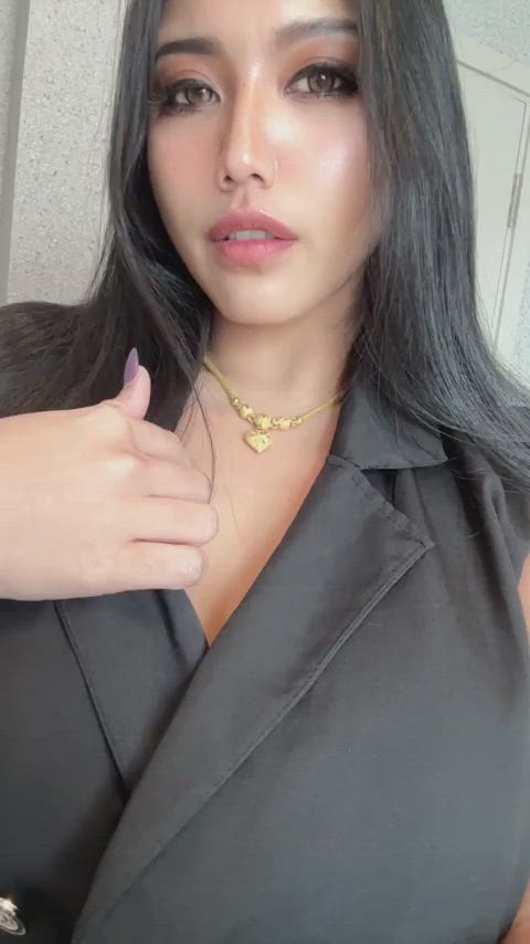 erect nipples huge tits reveal squeezing clip