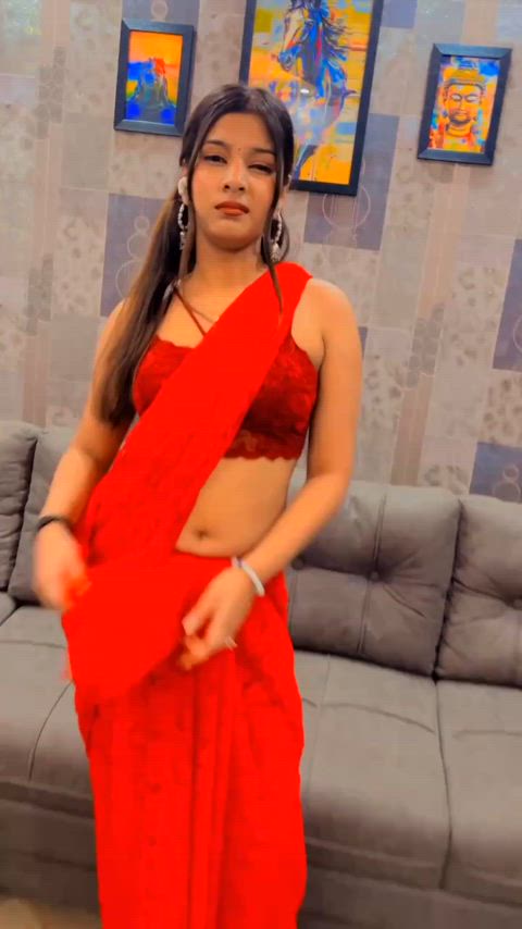 Varuni Gupta flaunting her sexy navel in saree