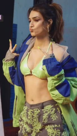 Kriti Sanon decked up as a bimbo thot for some hip hop event or some shit.
