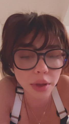 Cleavage Sarah Hyland Small Tits clip