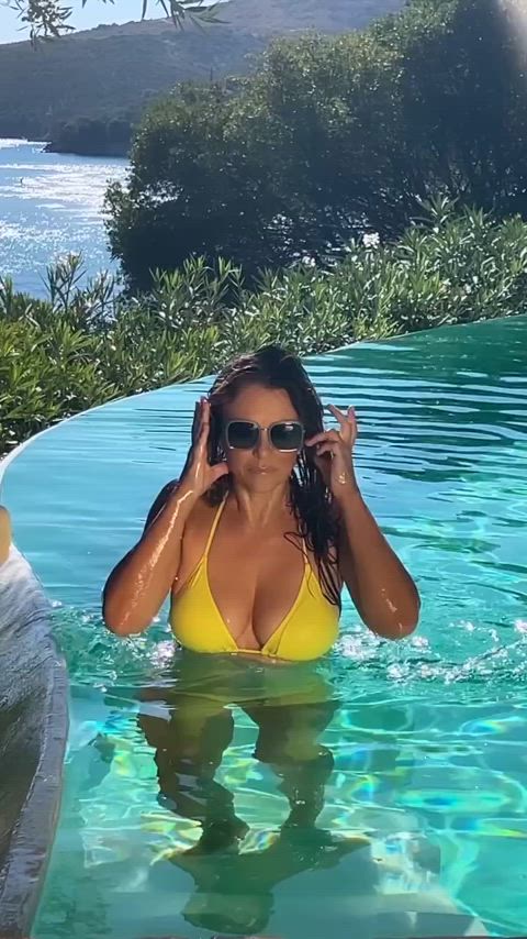 big tits bikini busty celebrity elizabeth hurley milf swimming pool clip