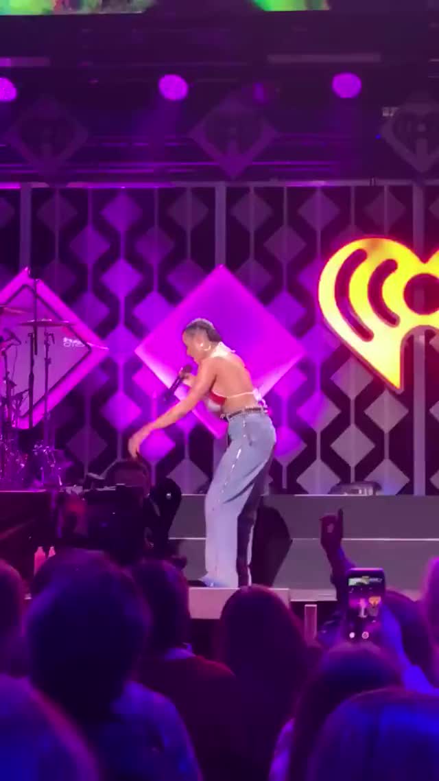 Halsey "Graveyard" live iHeartJingleBall