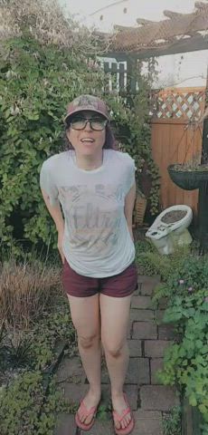 Nerdy Outdoor Pissing Pussy