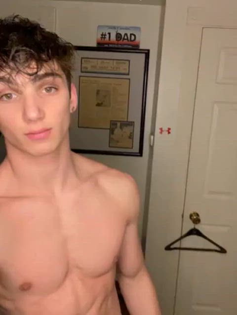 Muscle Twink shares his pits!