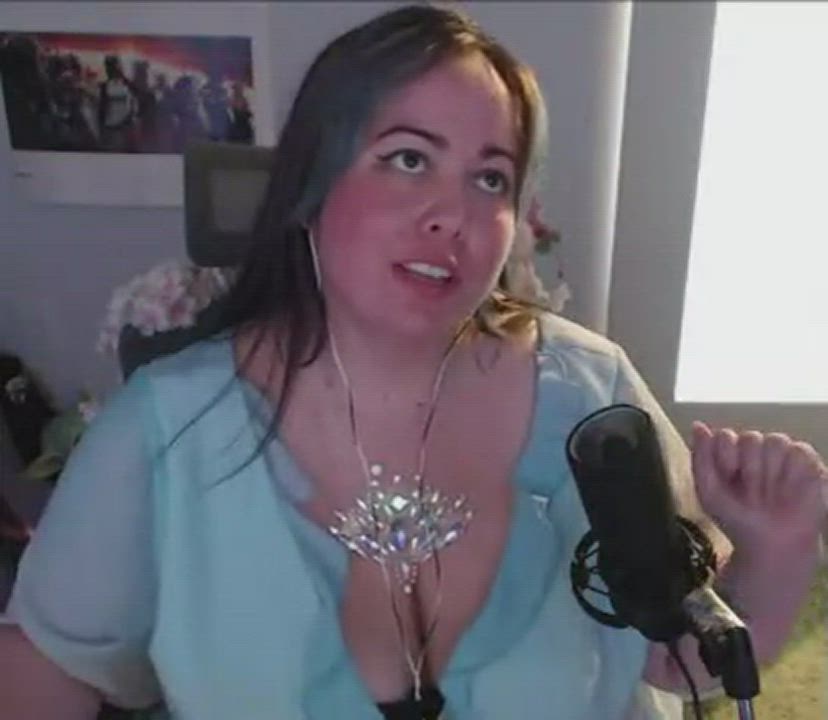 Big Tits Cleavage Huge Tits Natural Tits clip