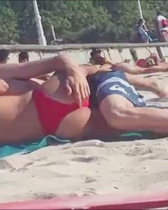 Caught having sex on a crowded beach [01:35] [caught, spectator, voyeur, bikini,