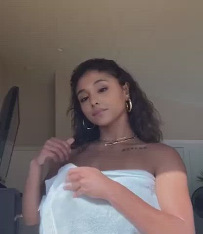 Ariana Grande Boobs Bouncing Tits Celebrity Fake Huge Tits Titty Drop Towel clip