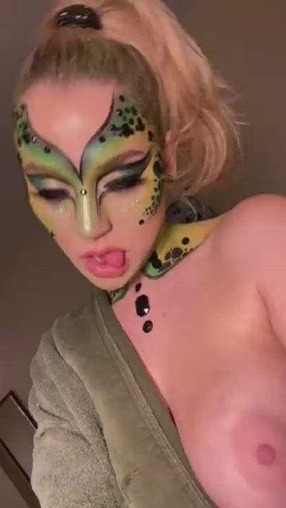 Makeup and titty.