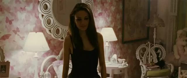 Natalie Portman and Mila Kunis kissing in Black Swan