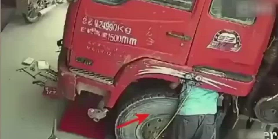 A man died after truck's tyre brusted during repairing