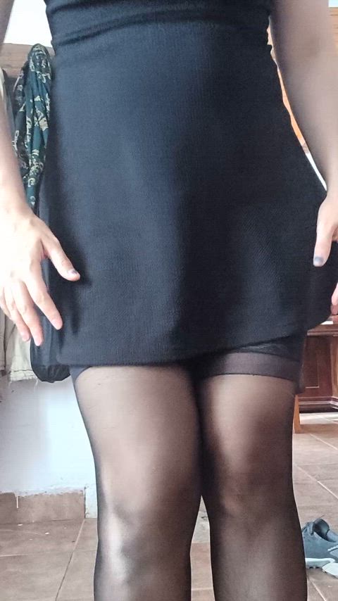 Short dress and stockings go well with no wearing panties