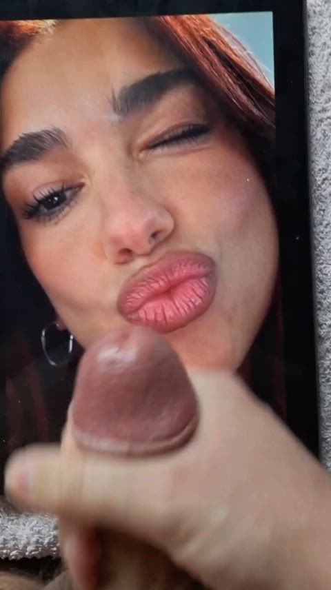 Dua Lipa cumtribute