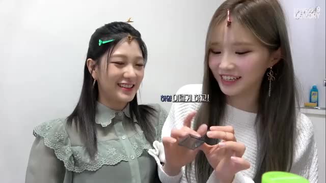 Seoyeon and Hayoung's makeup session