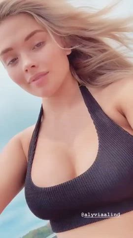 Celebrity Babe Cleavage Natural Tits clip