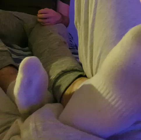 Flatmate resting his big feet on my dick 😮‍💨🤤