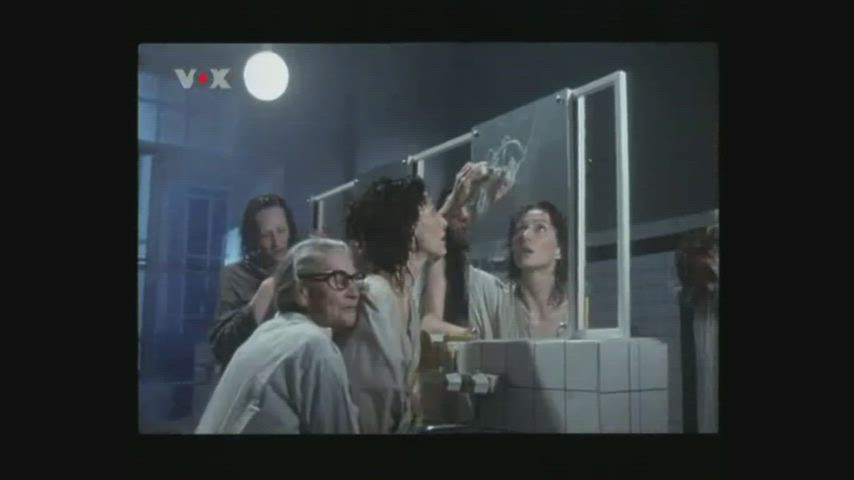 Casual shower pee in Tag Der Idioten (1981)