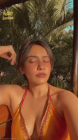 Sun-kissed Neha Sharma flaunting her delicious tits.... 👅👅👅👅👅