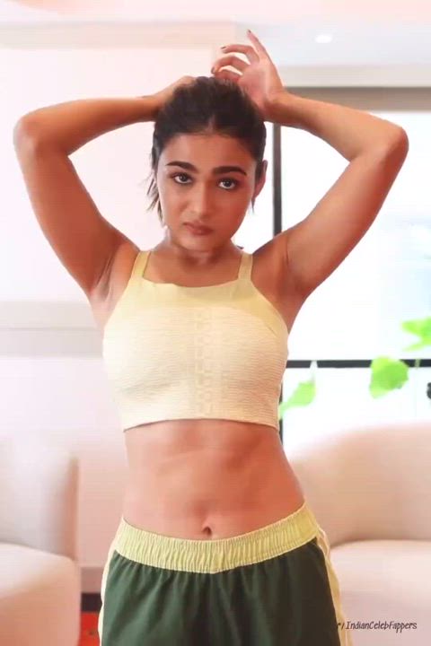 Shalini Pandey's sweaty underarms show 