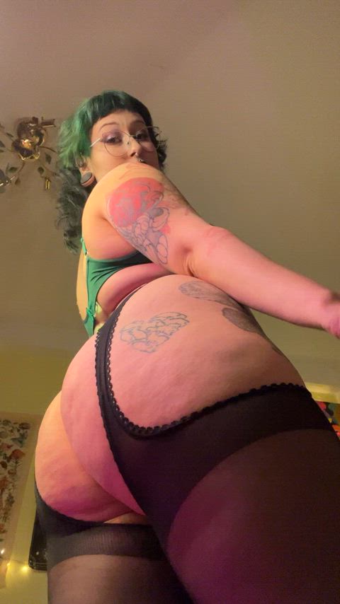 My jiggling goth ass is your hypnosis. What does that hypnosis make you do