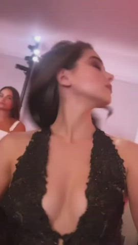 cleavage hailee steinfeld sexy clip