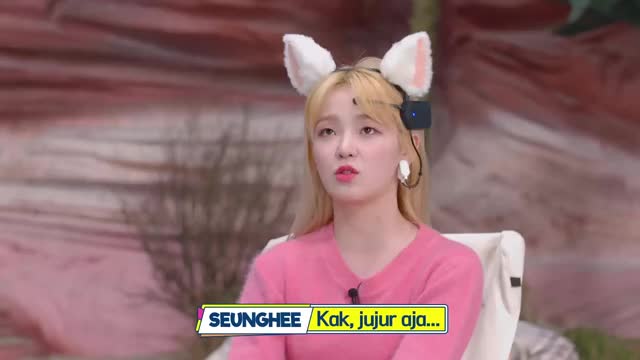 Tokopedia x OH MY GIRL _ Interview #TokopediaWIB TV SHOW Seunghee ears