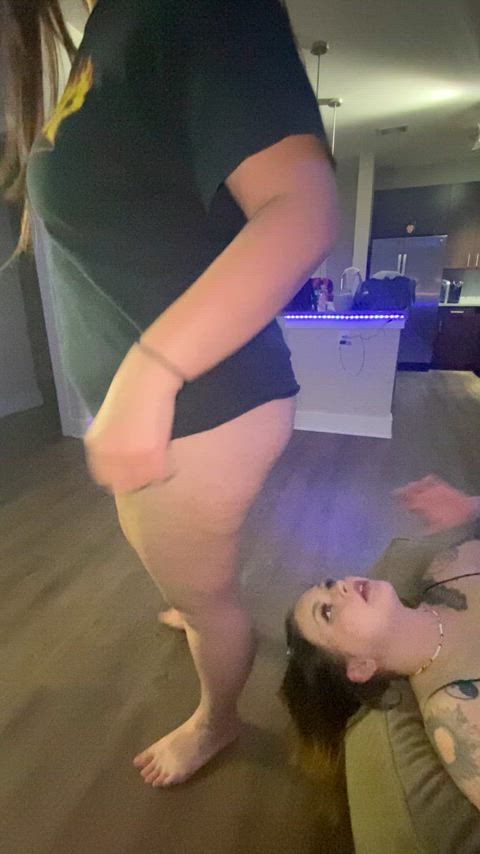 Twerking on her face 