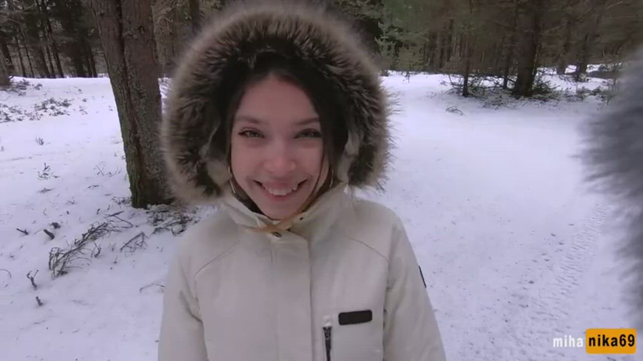Outdoors quick sex in snow