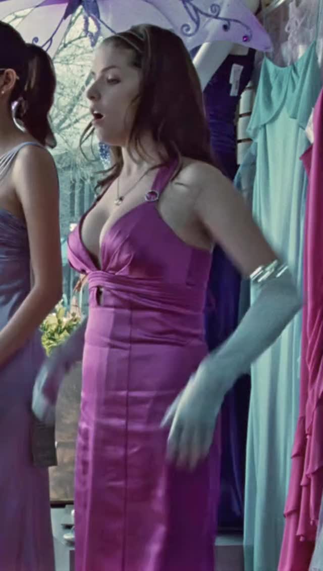 Anna Kendrick - Twilight boobs look good - 02