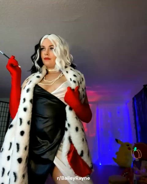 @BaileyRayne as Cruella de Vil (101 Dalmatians)