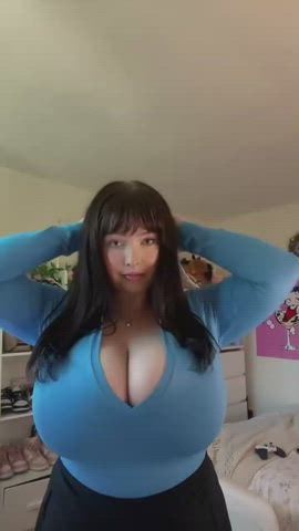 busty huge tits jiggling clip