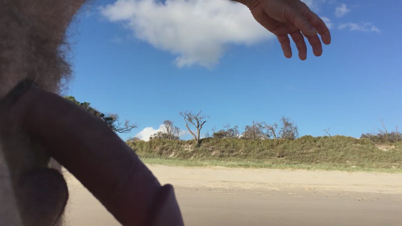 Public erection CFNM gets a beach audience - short clip